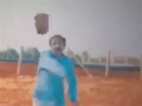 The woman ran on stage and slapped the actor | મહિલા સ્ટેજ પર દોડી ગઈ ...