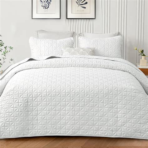 Amazon.com: Exclusivo Mezcla Quilts Twin Size Bedding Set with Stitched ...