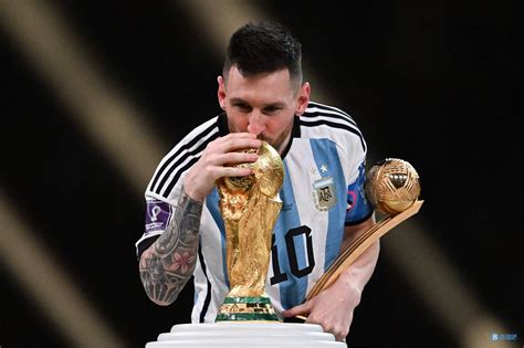 【高清图集】阿根廷赛后颁奖仪式，梅西捧起大力神杯📸-直播吧