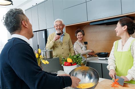 快乐的中老年人在厨房做饭高清图片下载-正版图片507639227-摄图网