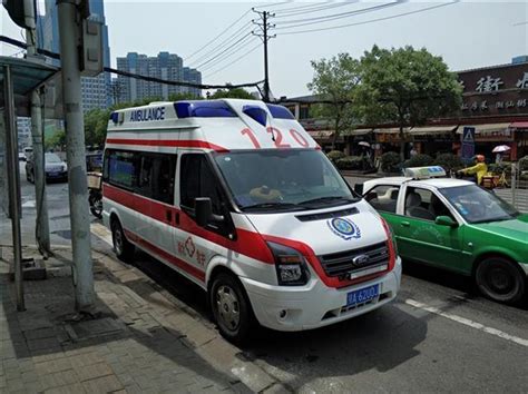 武汉一家医院救护车收高价送医 还开假发票_大楚网_腾讯网