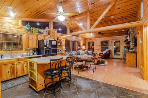 Crooked Pine Cabin | Broken Bow, Oklahoma