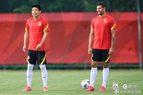 艾克森:武磊进步非常大 入籍球员增强了国足实力_东方体育