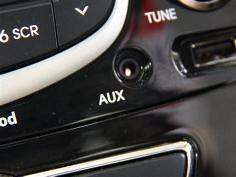 汽车AUX接口怎么连接手机？怎么判断AUX带不带解码_车主指南