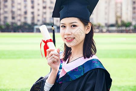 毕业证背景-毕业证摄影图片-毕业季手拿毕业证的大学生图片-摄图网