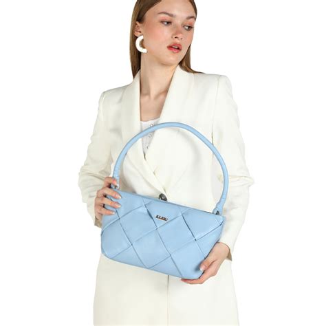 Chic and Stylish: Shoulder Bags at Kleio