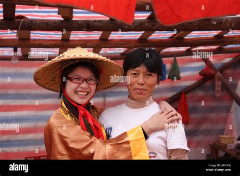 Local Siting People 的图像结果