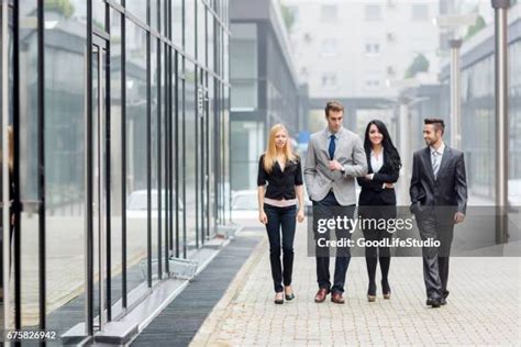 Business People Walking On All Fours 的图像结果