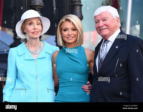 Kelly Ripa, Joseph Ripa und Esther Ripa nehmen an der Kelly Ripa ...