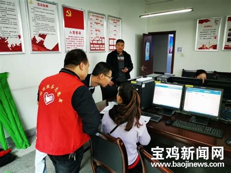 贴心！渭滨区办税服务厅有一群“红马甲”__凤凰网