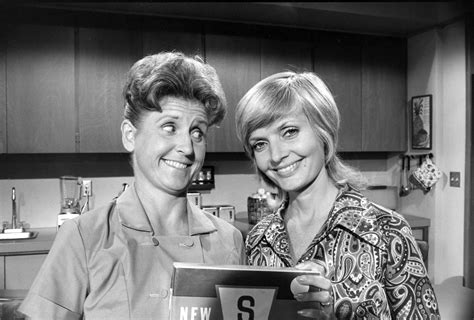 Video: Remembering 'Brady Bunch's' Ann B. Davis | Tv moms, The brady ...