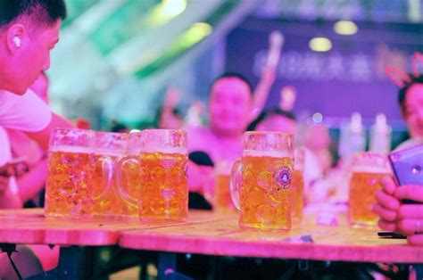 青岛啤酒节启动超10天 啤酒大蓬内每天嗨不停 美女喝酒也疯狂