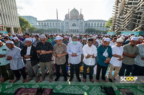 [LIVE] Nik Elin v Kelantan: justices void 16 out of 18 provisions, over ...