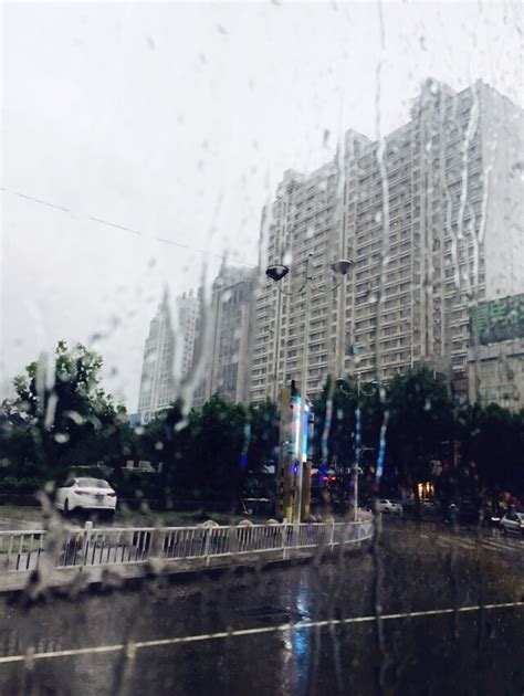 城市下雨照片真实图,下雨照片真实图唯美 - 伤感说说吧