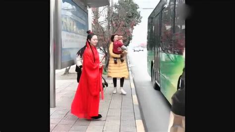 第一次穿汉服搭公交车，被路人看得都不敢上车了！_腾讯视频
