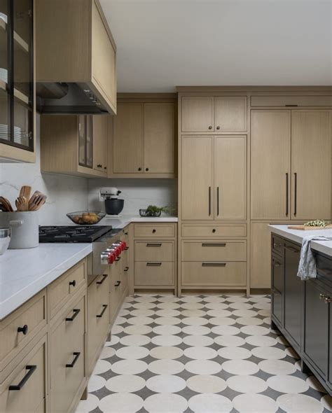 25 Stunning Flooring Ideas For Kitchen With Oak Cabinets - Sleek-chic ...