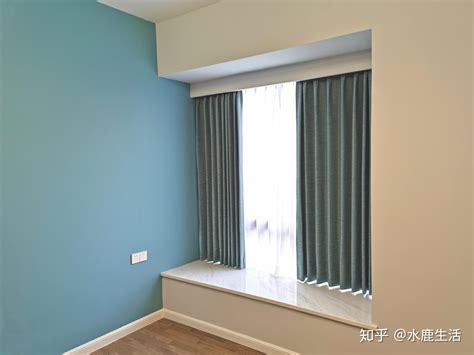 卧室：淡蓝色乳胶漆搭配白色柜面，装饰物的颜色点缀，整体别具特色。_装修美图-新浪家居