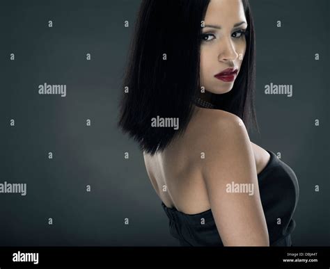 Woman Looking Over Shoulder Reference - Vanh Wallpaper