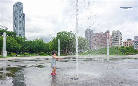 綠籬迷宮散散步，定時噴水消暑氣～高雄中央公園 - 景點 - 親子旅遊 - KidsPlay親子就醬玩