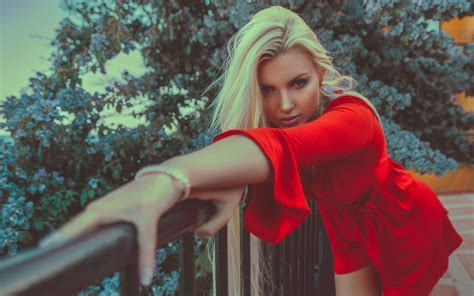 Montse Roura. Desktop wallpaper. 1920x1200