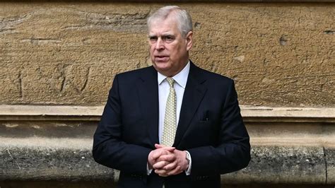 Royaume-Uni : le prince Andrew, empêtré dans des scandales, renonce à son titre royal, tout en ...