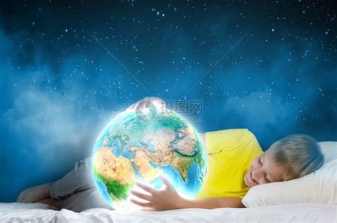 晚上梦可爱的男孩坐床上梦高清图片下载-正版图片300202170-摄图网