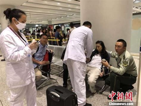 香港旅客昆明机场晕倒 边检及时救助顺利登机返港 图为晕倒的香港旅客正在休息 贾代云