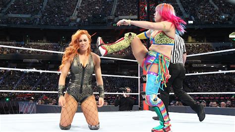 Becky Lynch Nip Slip Wardrobe Malfunction At Royal Rumble (Video ...