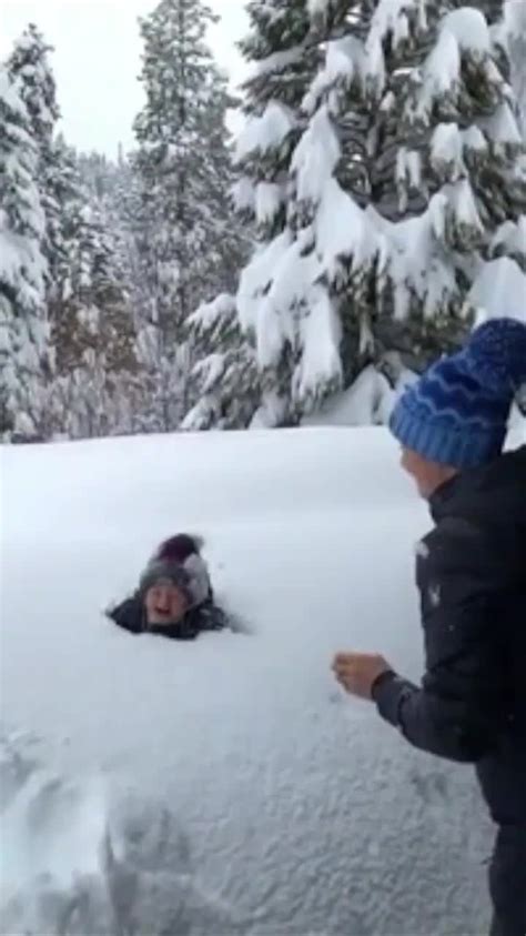 美国滑雪冠军将1岁儿子扔雪堆，被网友怒批“没分寸”_凤凰网视频_凤凰网