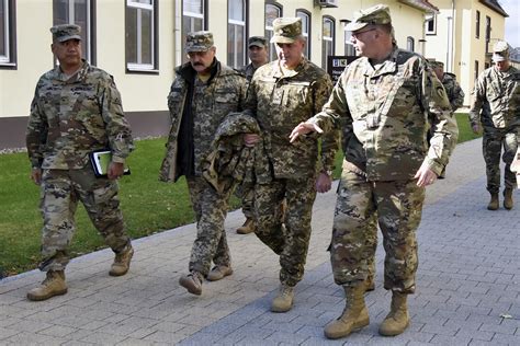 Ukrainian defense representatives visit 7ATC | Article | The United ...