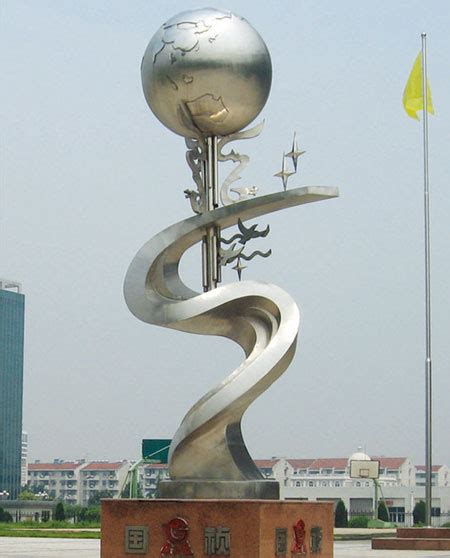 南通师山广场不锈钢灯光雕塑-《莫比乌斯环》-不锈钢雕塑-南京先登雕塑有限公司