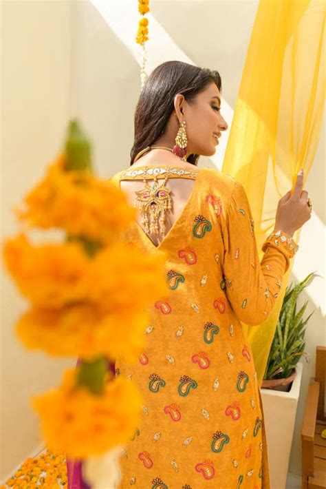 Sarah – A Pakistani Designer Masterpiece Now at 20% Off – Shireen Lakdawala