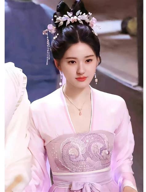 She is really suitable for shooting ancient costumes, Zhao Lusi's makeup for "The Hidden God ...