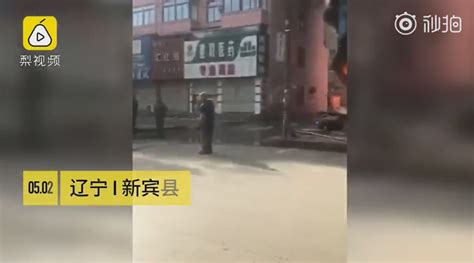 商店起火殃及整栋楼，19岁小伙开吊车救下14人-搜狐大视野-搜狐新闻