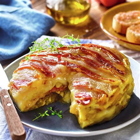 Tortilla de patatas, beicon, jamón y queso