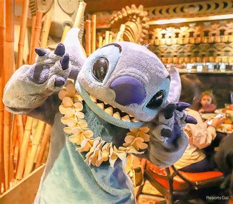 The Ultimate Disney World Dining Handbook (A Resorts Gal Guide)