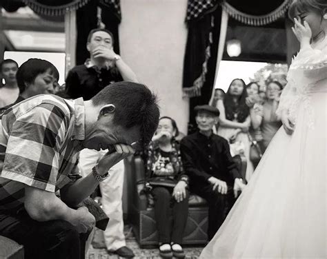 新娘婚礼现场带着内向高冷爸爸登台表演，新郎瞬间泪崩