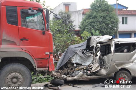 沪昆高速大货车与面包车相撞致5死1伤_图片频道_财新网