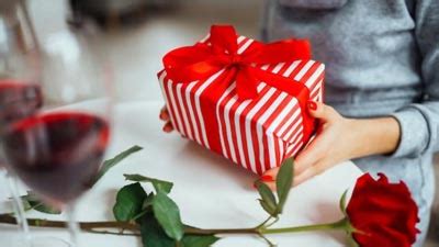 Valentine Day पर अपनी पार्टनर को देना चाहते हैं सरप्राइज, यहां देखें ...