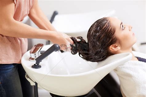 正确洗头顺序分享 教你养成护发习惯_美发护发 - 美发站