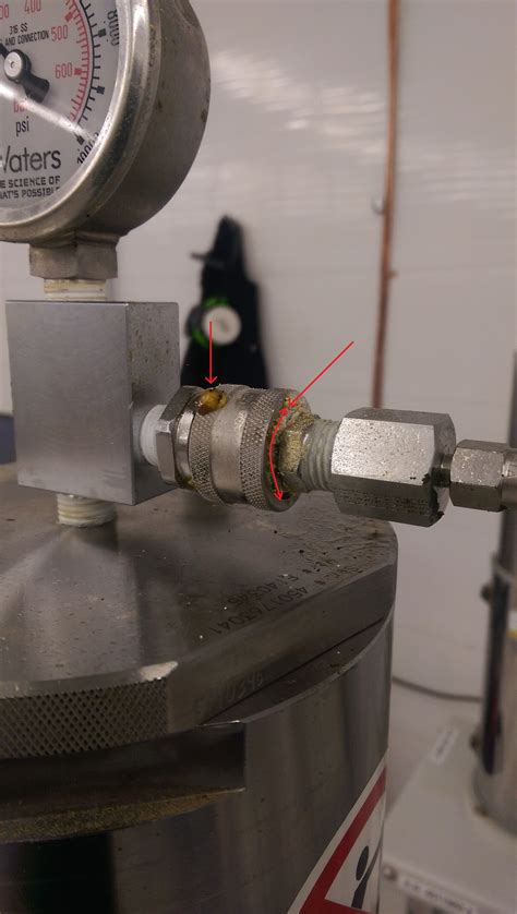 The quick-disconnect coupler for the outlet of the extraction vessel is leaking - WKB1580 - Waters