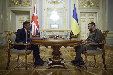 英首相苏纳克突访基辅：宣布追加5000万英镑对乌军事援助_腾讯新闻