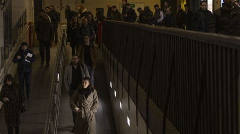 Power outage hits London Underground, leaving thousands of commuters ...