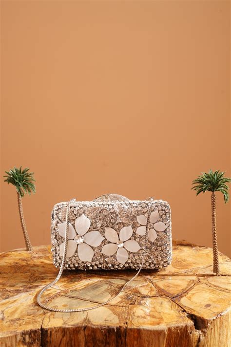 Shiro – Akoya Pulse of Fashion