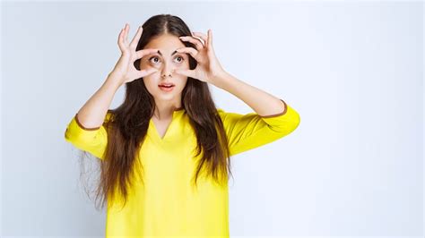 Left Eye Blinking for Female: महिलाओं की बाईं आंख फड़कना क्यों माना ...