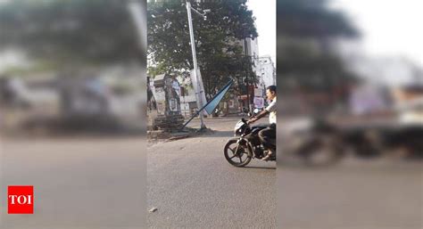Fatehnagar Flyover: Sign board dangerously leaning - Times of India