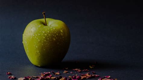 Wallpaper apple, green, wet, ripe, petals hd, picture, image