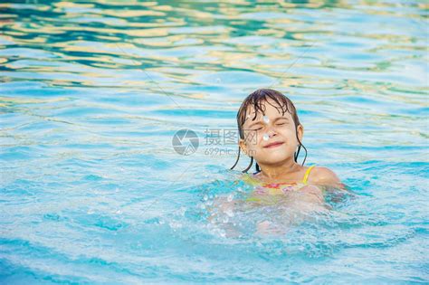 孩子在度假村游泳池里洗澡有选择高清图片下载-正版图片507416630-摄图网