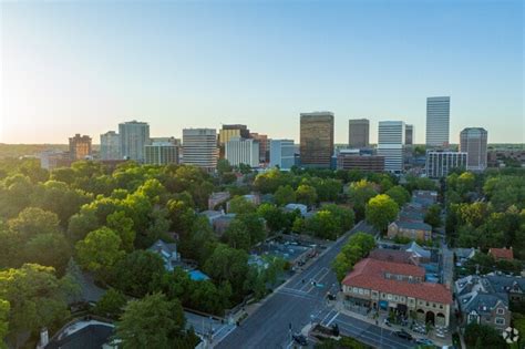 Business People Walking in Clayton MO 的图像结果