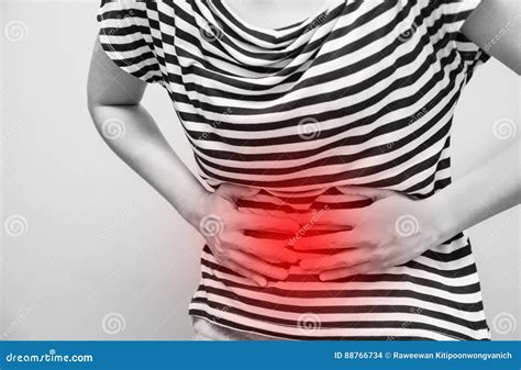 Mujer Joven Que Tiene Dolor Abdominal Foto de archivo - Imagen de ...